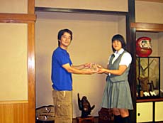 増子指導員から記念品を受け取る久下さん